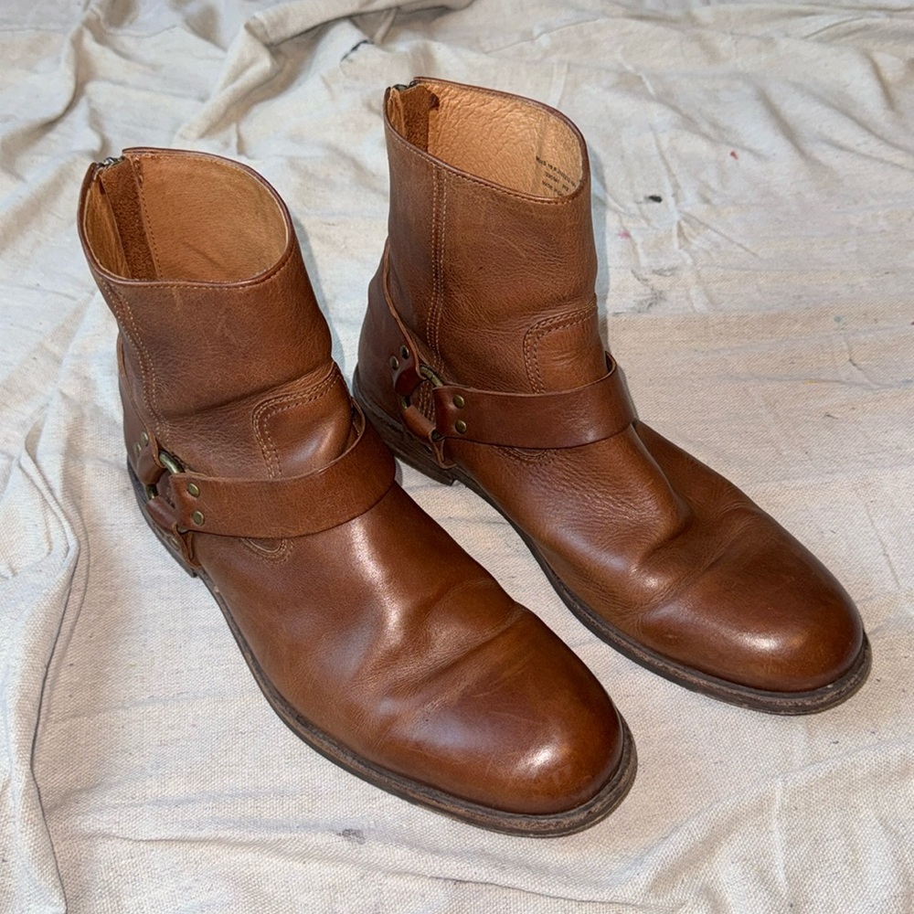 FRYE men’s engineer harness Moto boot.  Saddle tan